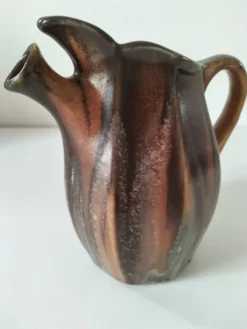 Pichet sculptural céramique belge flammée brun chocolat vintage