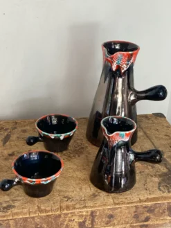 Pichets et tasses, céramique irisée, Vallauris