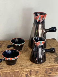 Pichets et tasses, céramique irisée, Vallauris