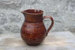 Pichet vintage Digoin Sarreguemines en céramique émaillée brune