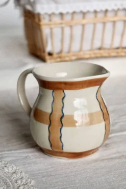 Pichet vintage en céramique émaillée beige et marron peint à la main – Déco