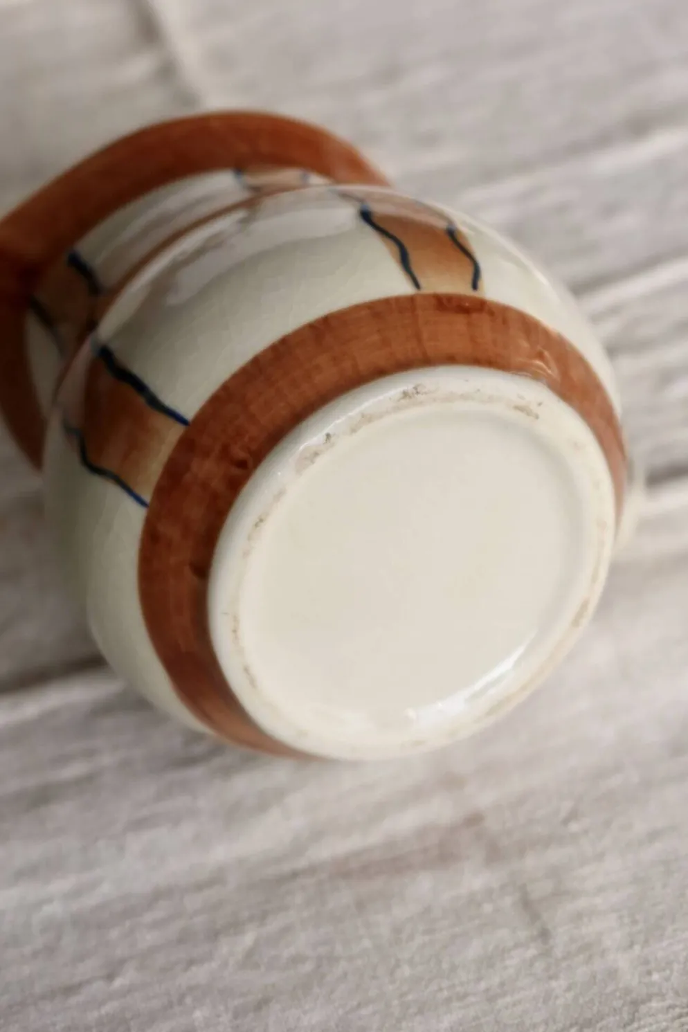 Pichet vintage en céramique émaillée beige et marron peint à la main – Déco