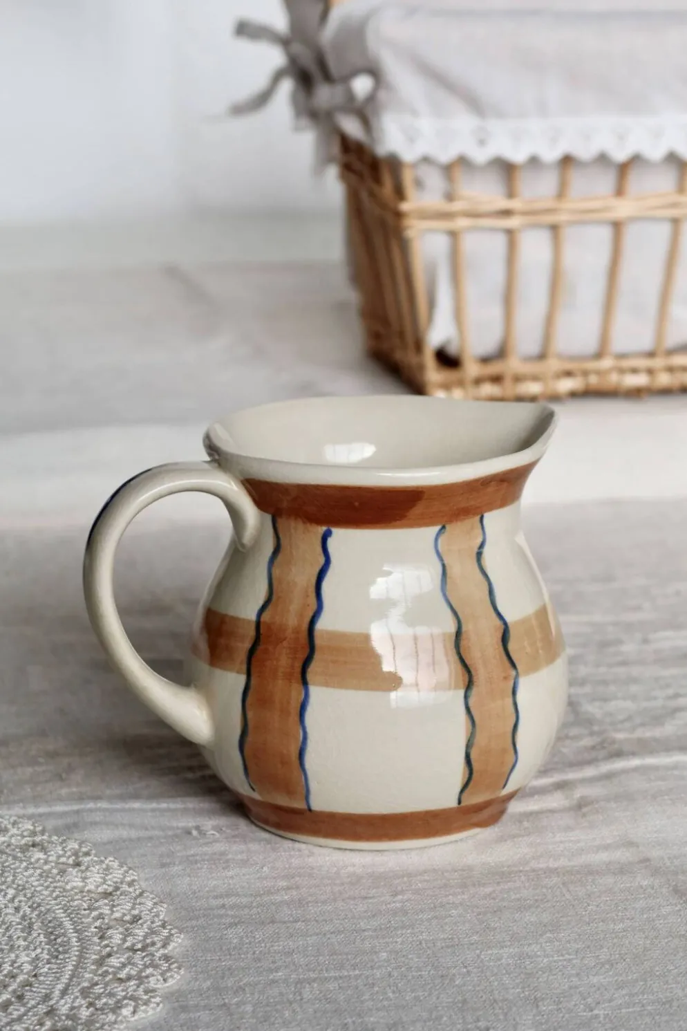 Pichet vintage en céramique émaillée beige et marron peint à la main – Déco