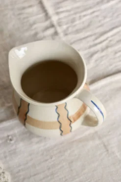 Pichet vintage en céramique émaillée beige et marron peint à la main – Déco