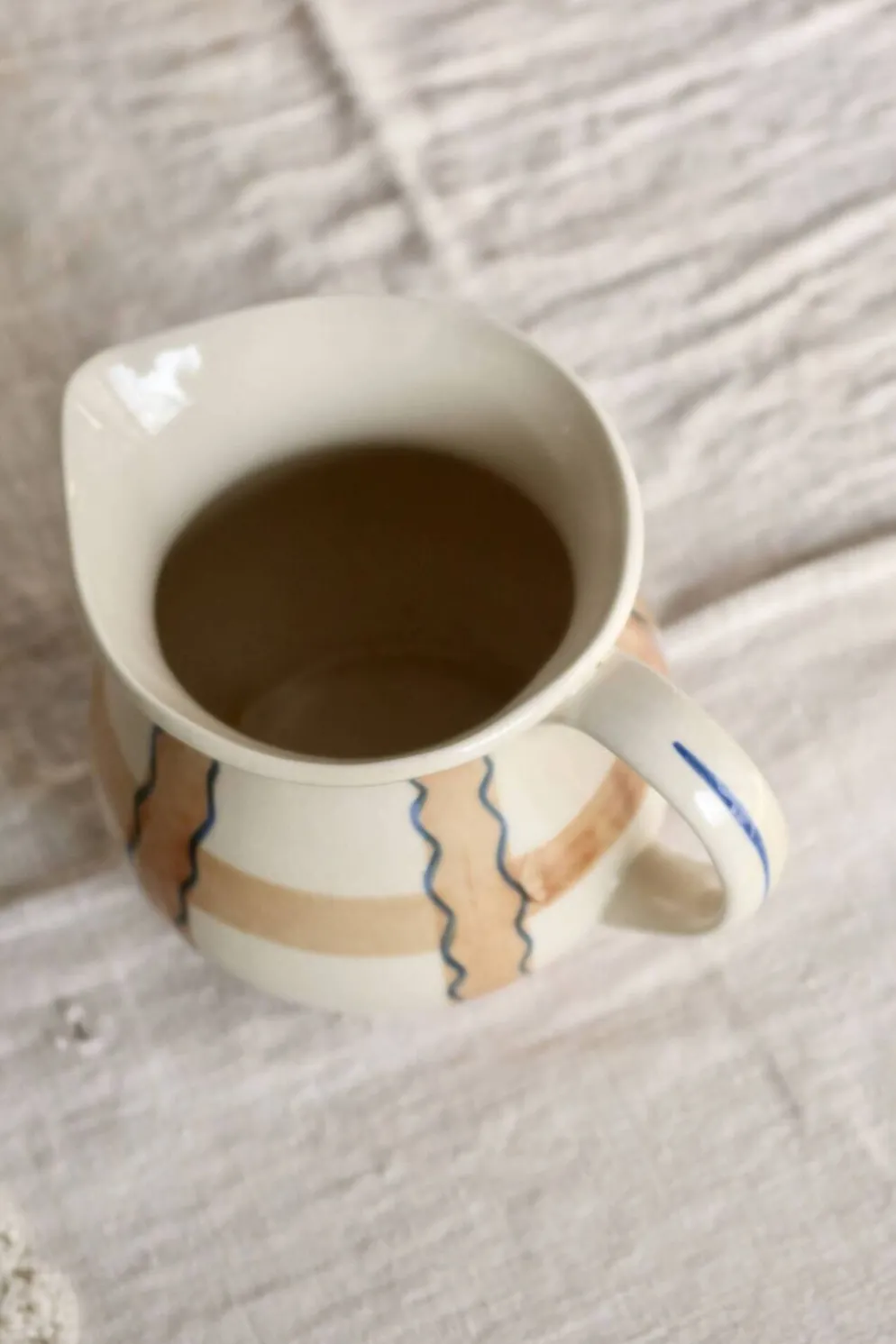 Pichet vintage en céramique émaillée beige et marron peint à la main – Déco