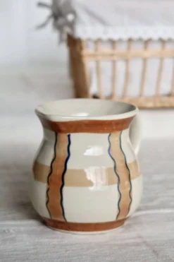 Pichet vintage en céramique émaillée beige et marron peint à la main – Déco