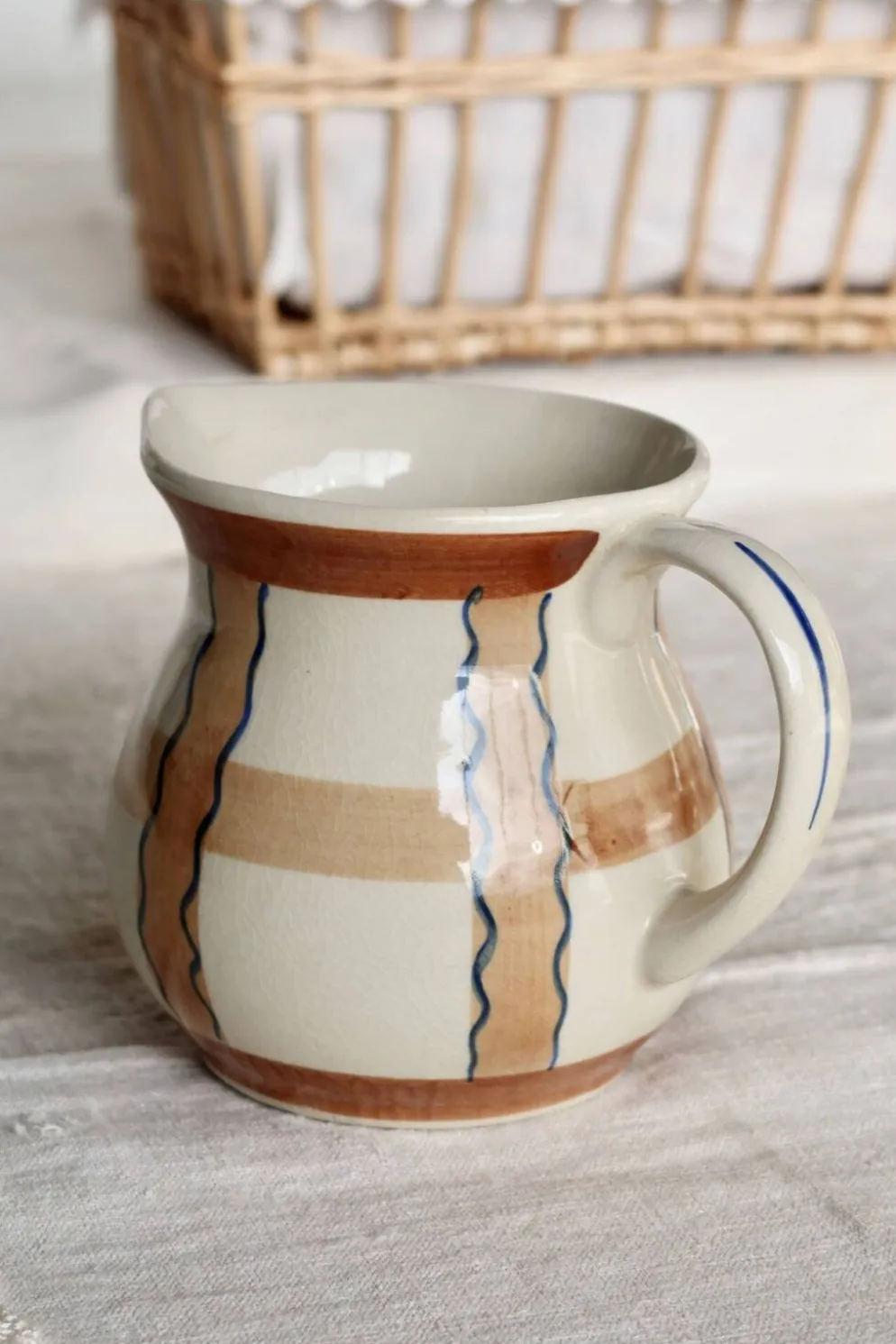 Pichet vintage en céramique émaillée beige et marron peint à la main – Déco