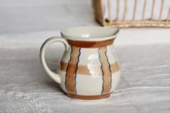 Pichet vintage en céramique émaillée beige et marron peint à la main – Déco