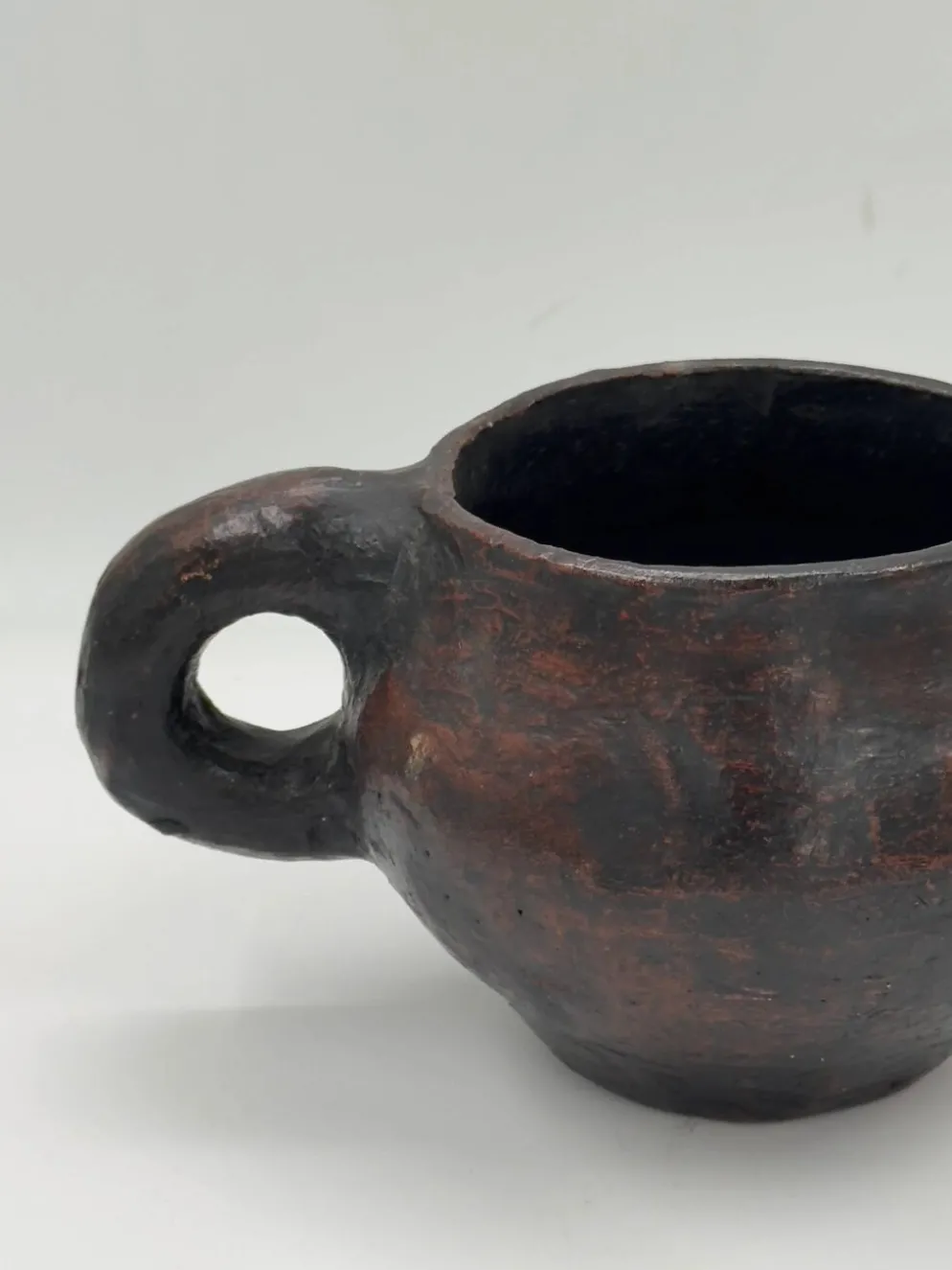Pichet vintage en terre cuite fait main avec finition noire fumée