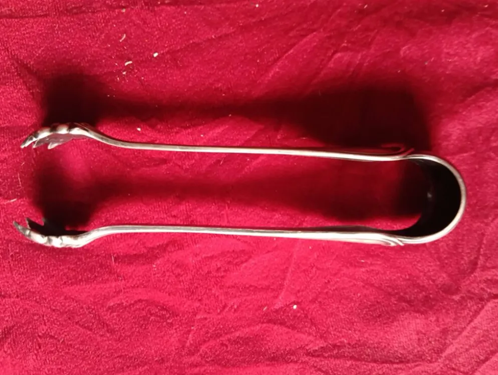 Pince a sucre en metal argente style louis x embouts griffes lion