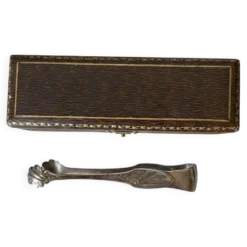 Pince à sucre ancienne dans son coffret , décor coquille