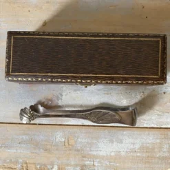 Pince à sucre ancienne dans son coffret , décor coquille