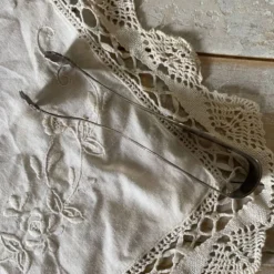 Pince à sucre ancienne dans son coffret , décor coquille