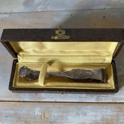 Pince à sucre ancienne dans son coffret , décor coquille
