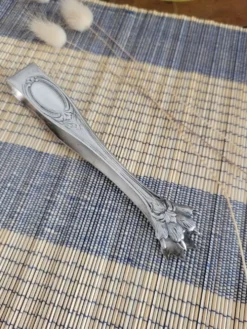 Pince à sucre argenté décor classique