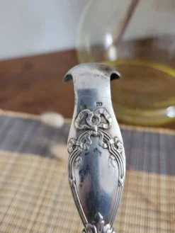 Pince à sucre argenté décor Louis XVI
