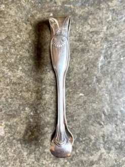 Pince à sucre Christofle en métal argenté, décor coquille