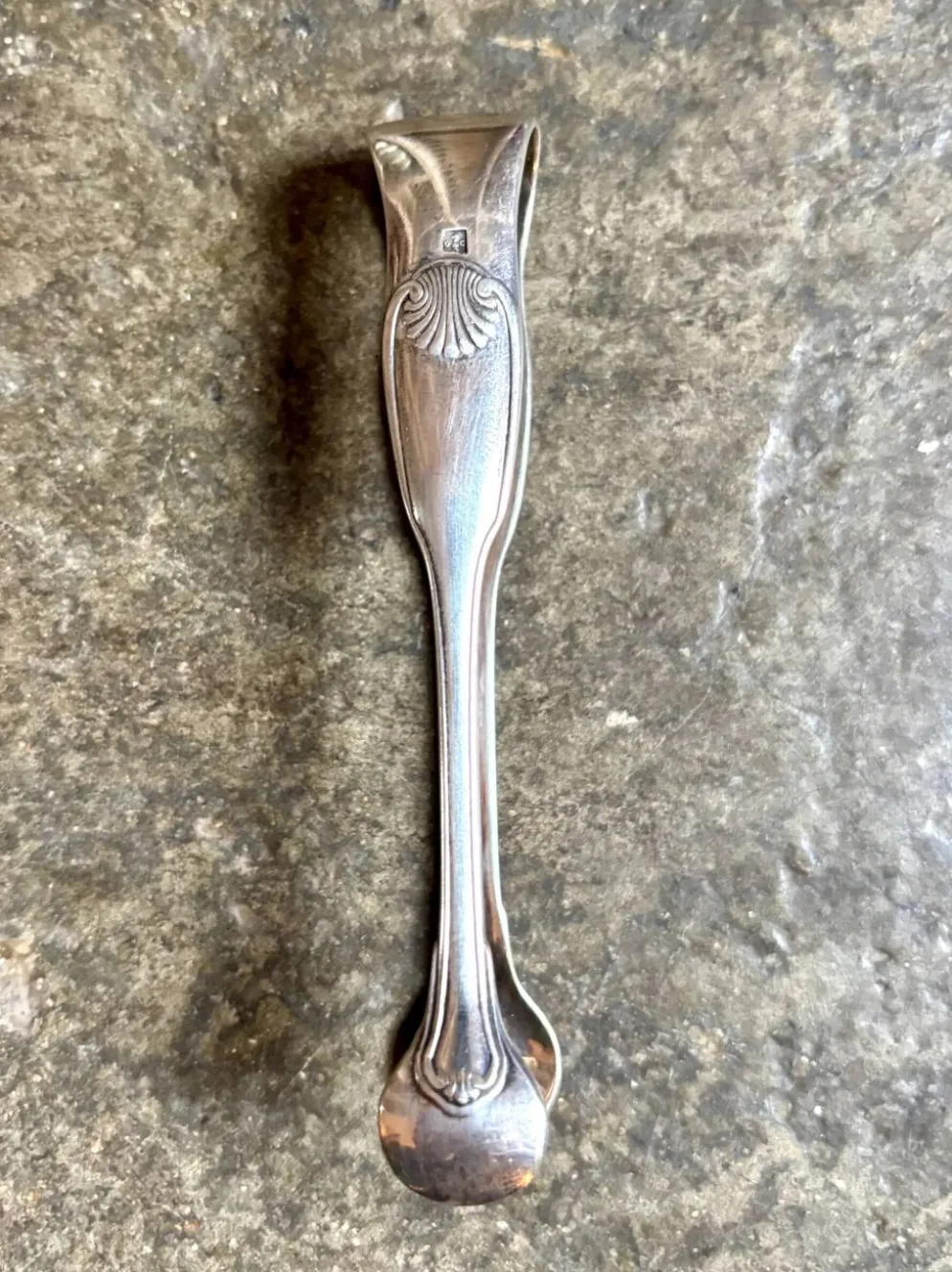 Pince à sucre Christofle en métal argenté, décor coquille