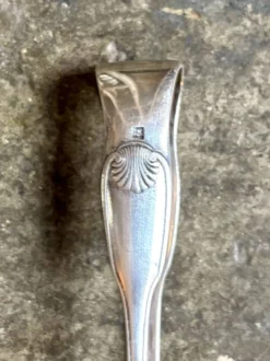 Pince à sucre Christofle en métal argenté, décor coquille