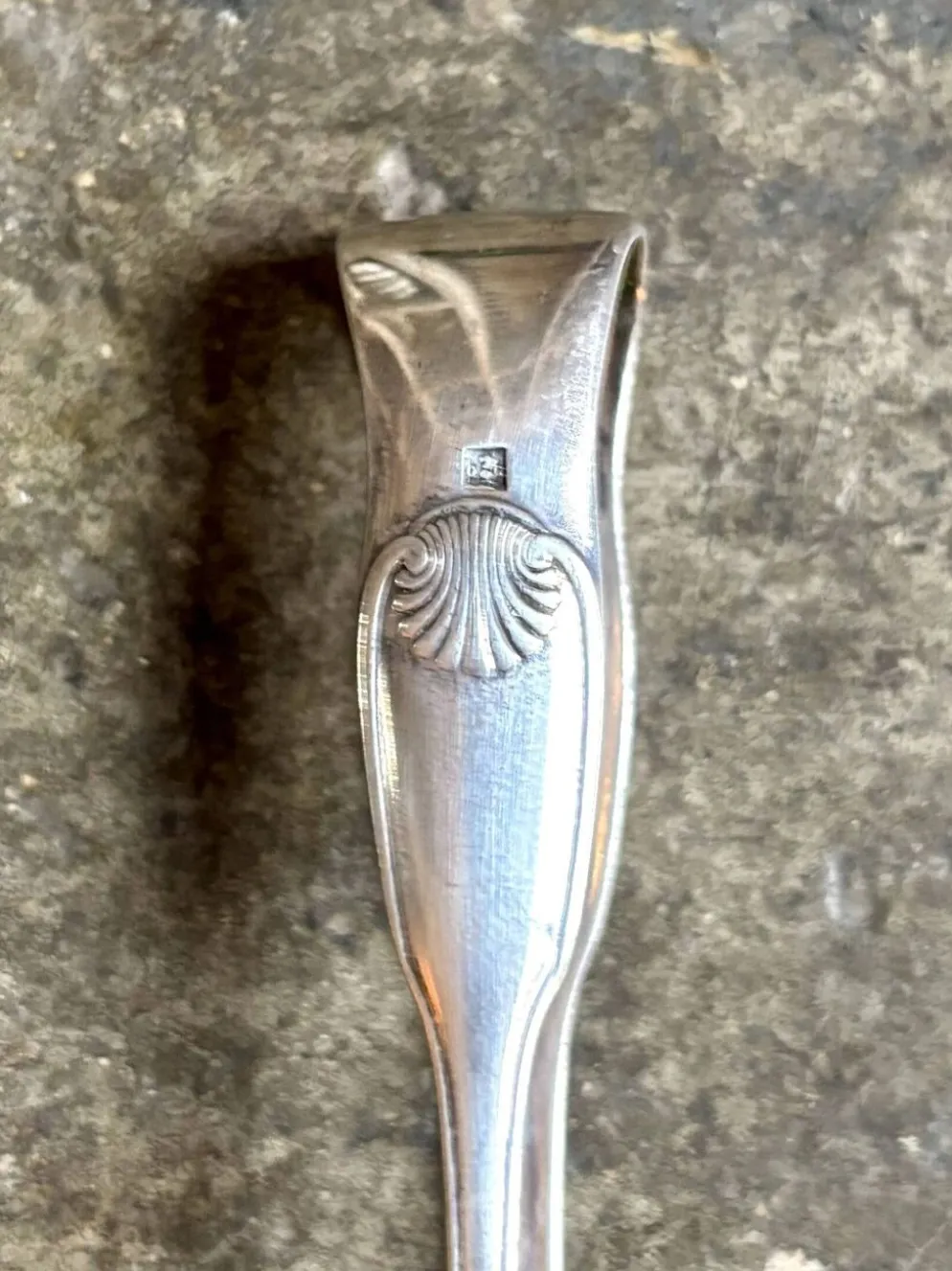 Pince à sucre Christofle en métal argenté, décor coquille