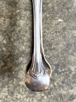 Pince à sucre Christofle en métal argenté, décor coquille