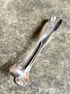 Pince à sucre Christofle en métal argenté, décor coquille