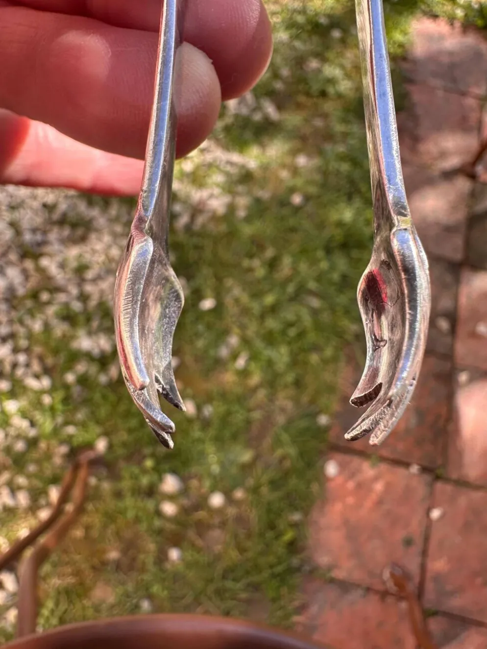 Pince à sucre vintage en métal argenté par Gundart – Décor à filets