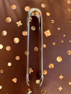 Pince à sucre vintage en métal argenté par Gundart – Décor à filets