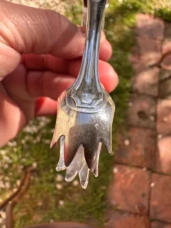Pince à sucre vintage en métal argenté par Gundart – Décor à filets