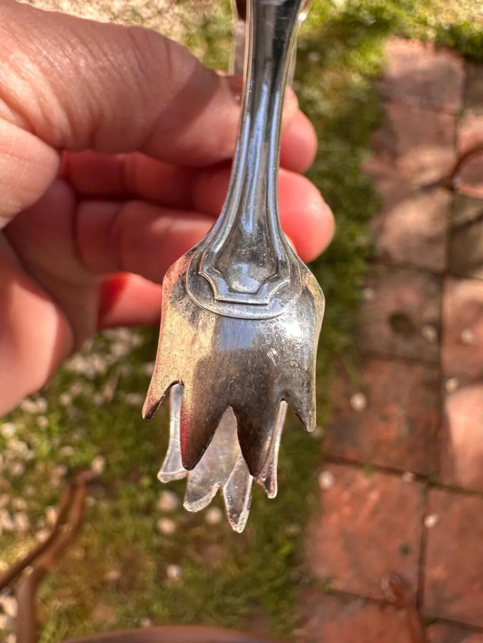 Pince à sucre vintage en métal argenté par Gundart – Décor à filets