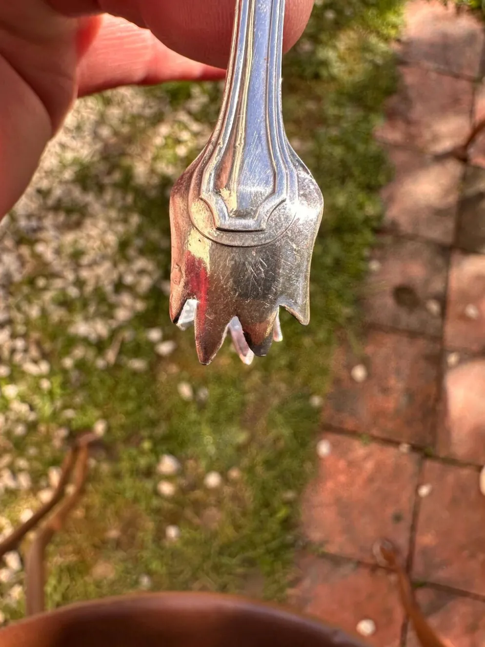 Pince à sucre vintage en métal argenté par Gundart – Décor à filets