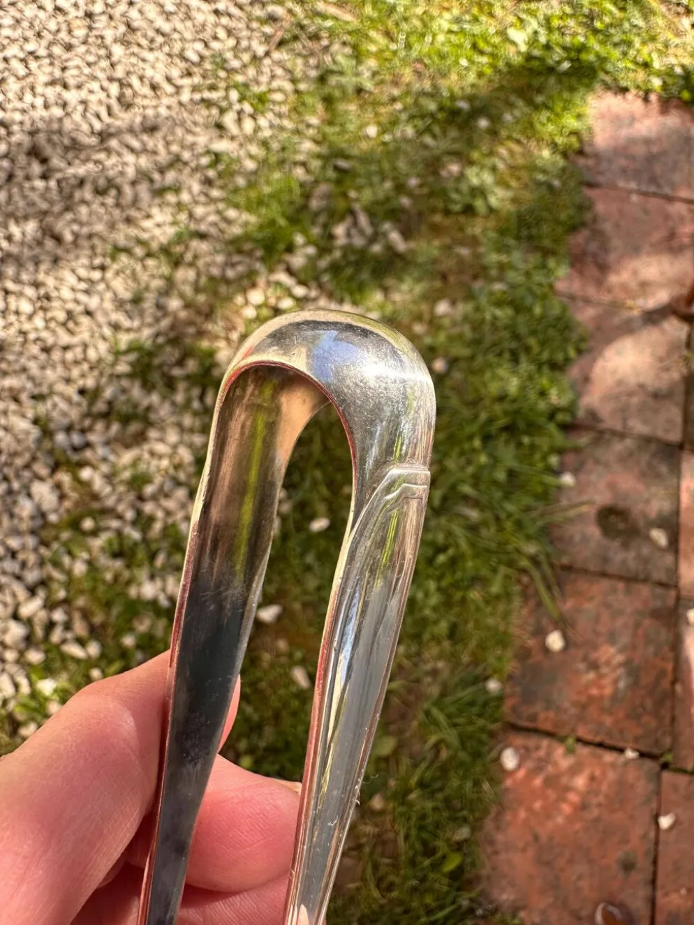 Pince à sucre vintage en métal argenté par Gundart – Décor à filets