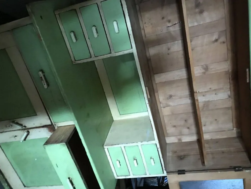 Placard de cuisine vintage en bois peint vert et beige, portes vitrées - années 1930