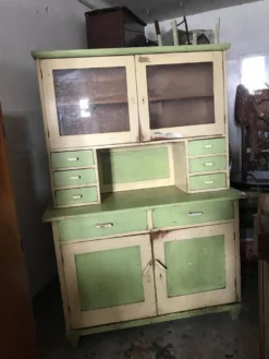 Placard de cuisine vintage en bois peint vert et beige, portes vitrées - années 1930