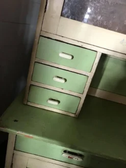 Placard de cuisine vintage en bois peint vert et beige, portes vitrées - années 1930