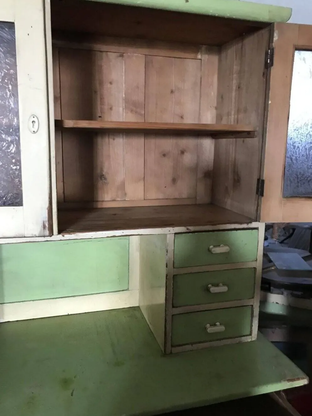 Placard de cuisine vintage en bois peint vert et beige, portes vitrées - années 1930