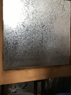 Placard de cuisine vintage en bois peint vert et beige, portes vitrées - années 1930