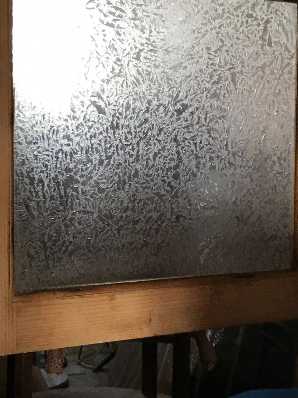 Placard de cuisine vintage en bois peint vert et beige, portes vitrées - années 1930