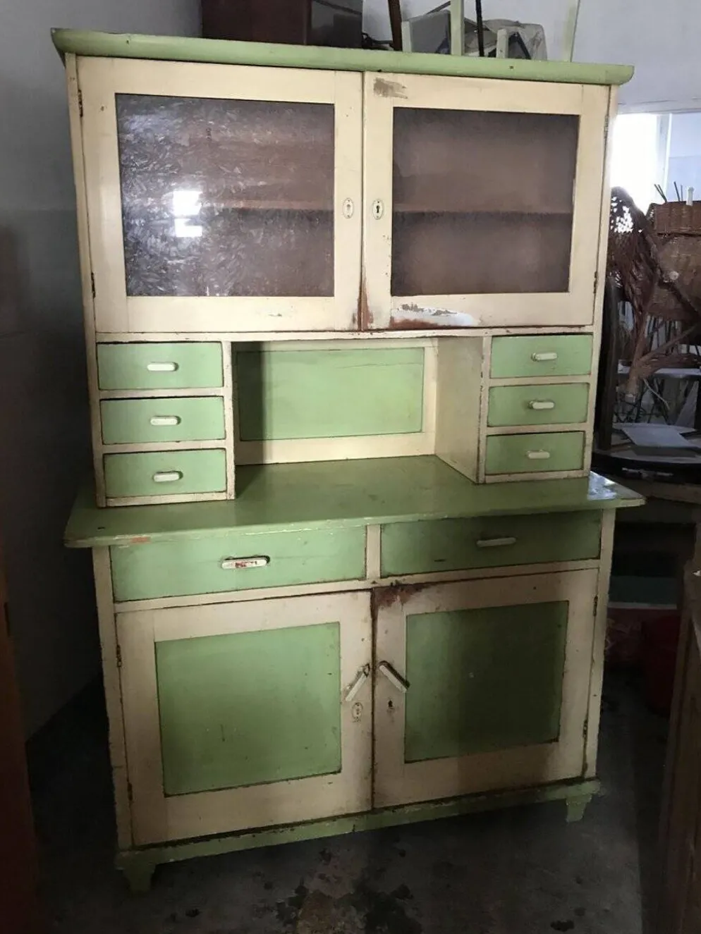 Placard de cuisine vintage en bois peint vert et beige, portes vitrées - années 1930