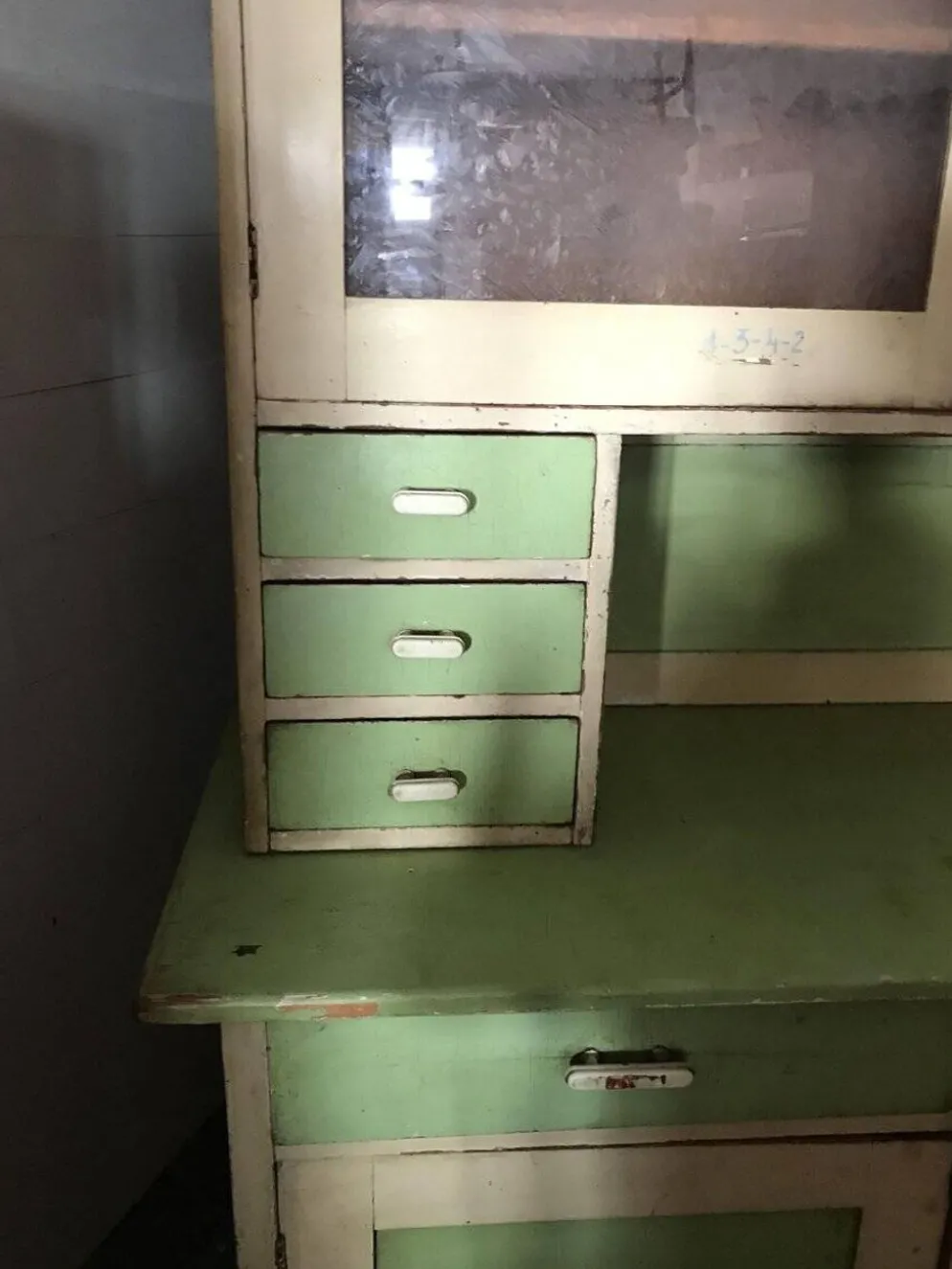 Placard de cuisine vintage en bois peint vert et beige, portes vitrées - années 1930