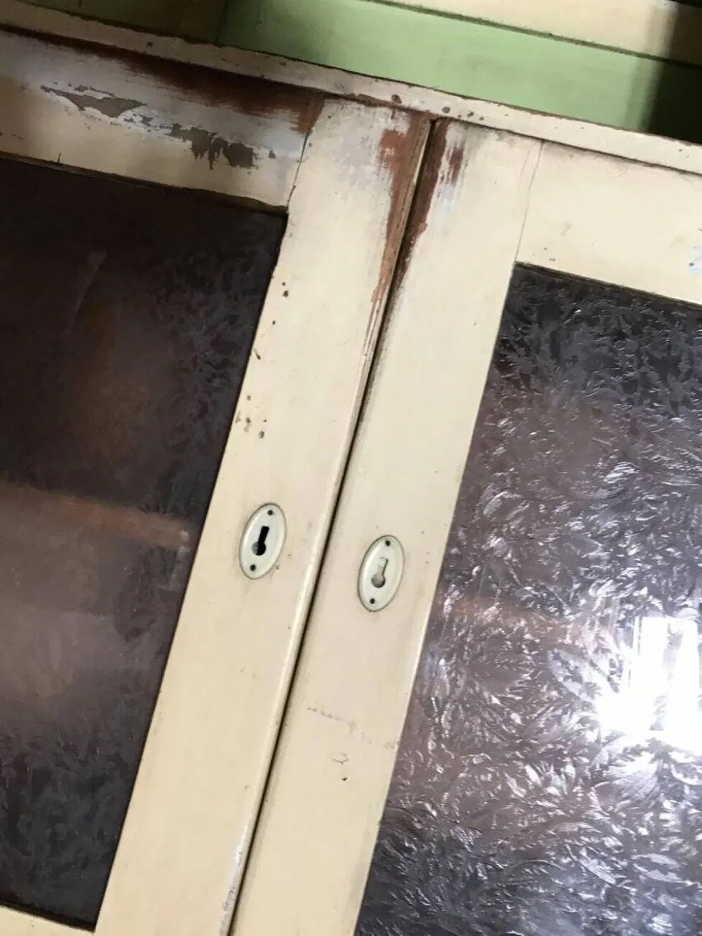 Placard de cuisine vintage en bois peint vert et beige, portes vitrées - années 1930