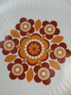 Plat ancien aux motifs années 70