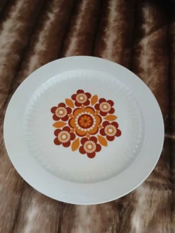 Plat ancien aux motifs années 70