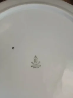 Plat ancien aux motifs années 70