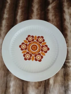 Plat ancien aux motifs années 70