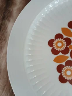 Plat ancien aux motifs années 70