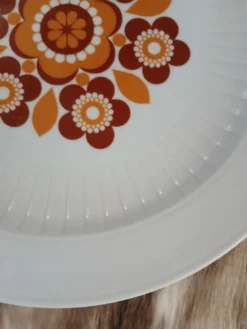 Plat ancien aux motifs années 70