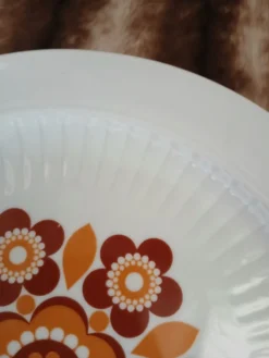 Plat ancien aux motifs années 70