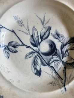 Plat ancien en terre de fer