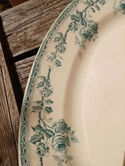 Plat ancien en terre de fer Choisy le Roi
